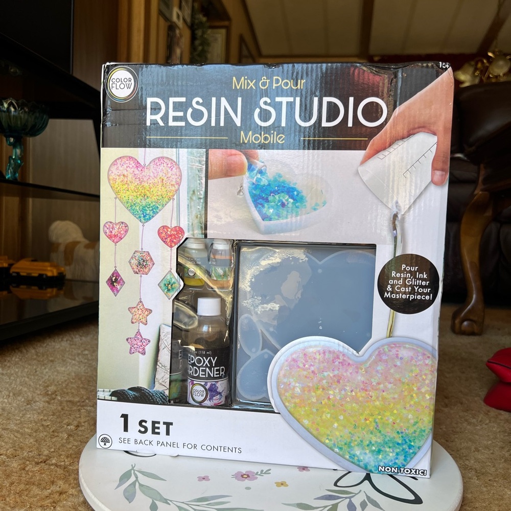 NIB Peachtree Playthings Mix & Pour Resin Studio Mobile Kit.